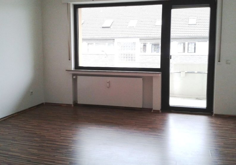 Wohnraum mit Ausgang Balkon